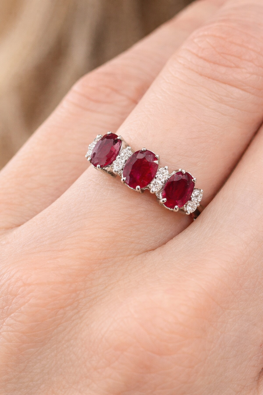 Anello trilogy con rubino ovale ct 1,15 e Diamanti ct 0,10 in oro bianco 18kt (750)