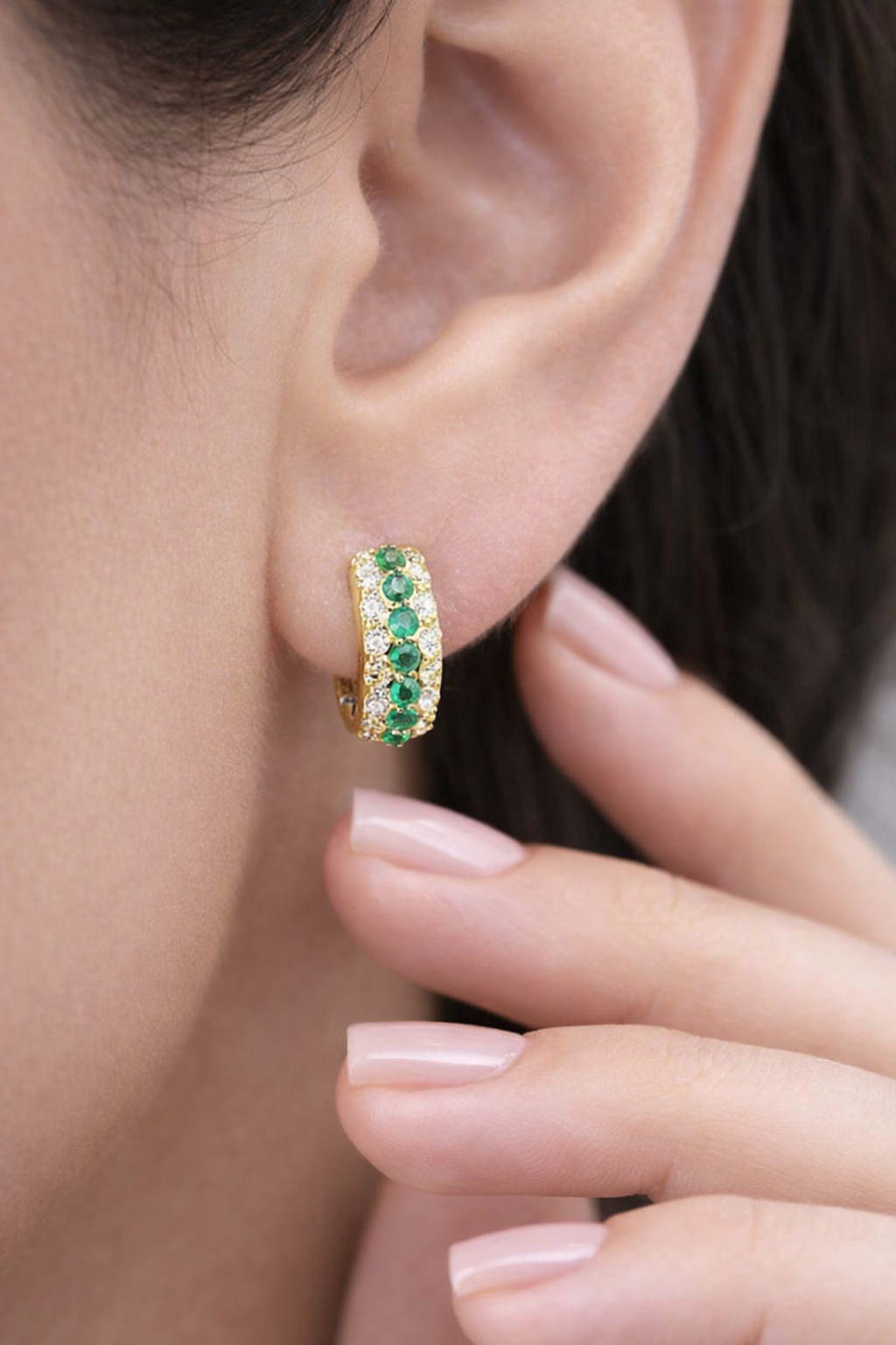 Orecchini a cerchio bombati in pavé di diamanti ct 0,35 e smeraldi ct 0,46 in oro giallo 18 kt (750)