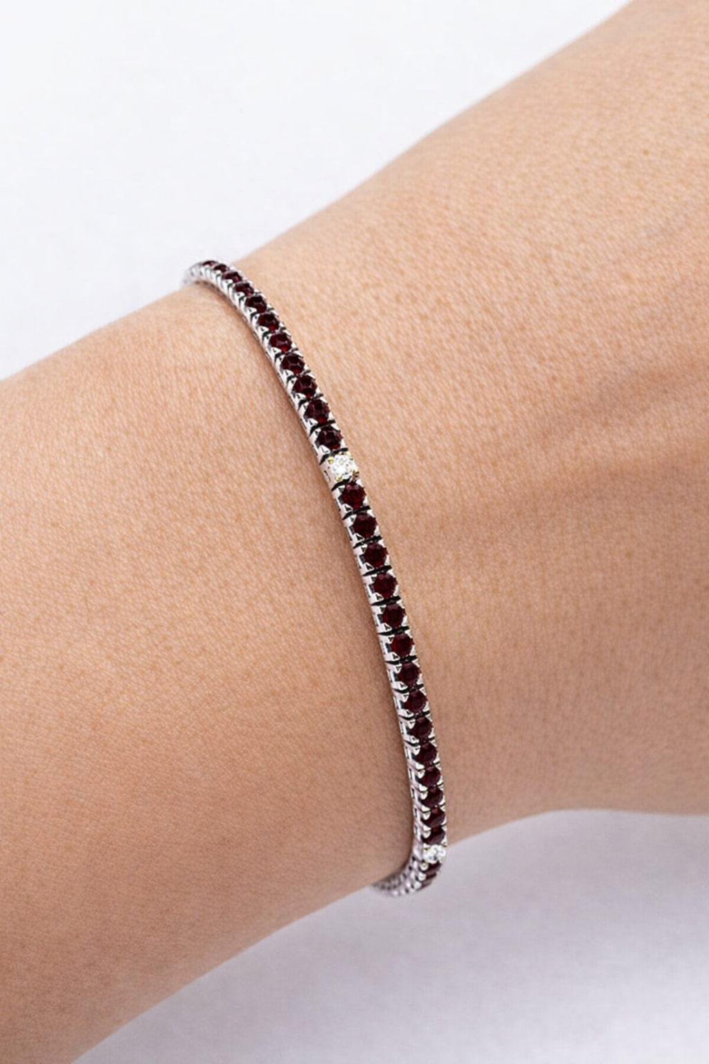 Bracciale Tennis con rubini ct. 3.58 e diamanti ct 0.12 in oro bianco 18kt (750) - 21 cm