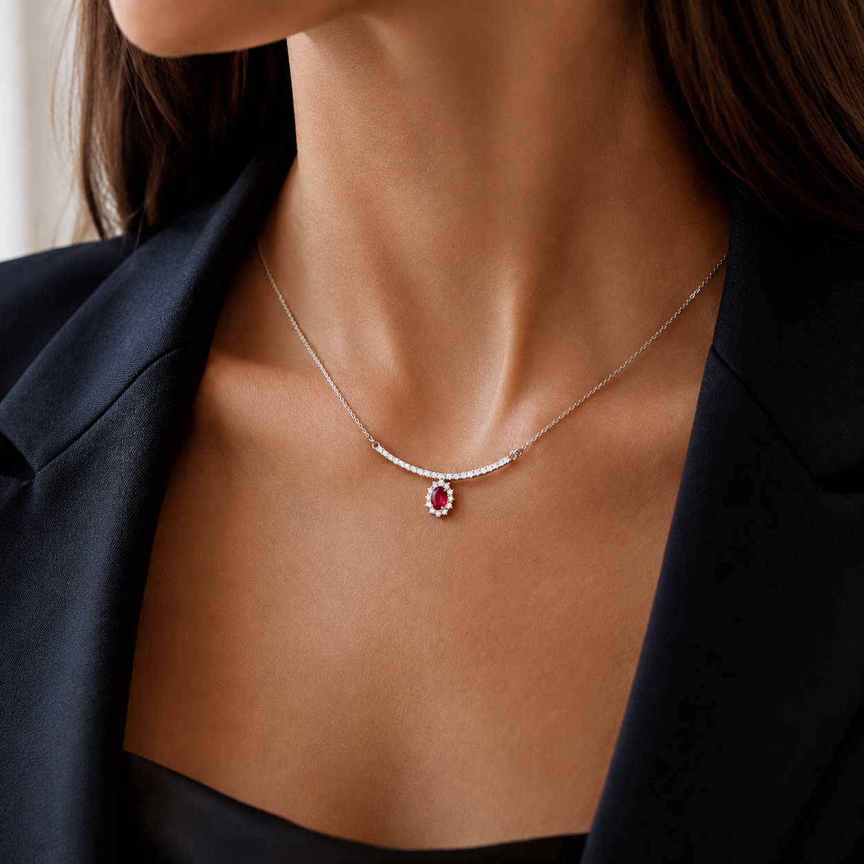 Collana "sorriso" pendente con rubino ct 0,57 e diamanti ct 0,52 in oro bianco 18kt (750)