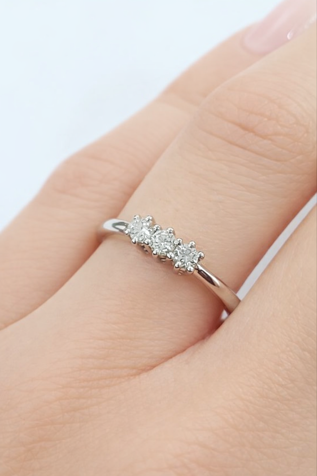 Anello modello trilogy con diamanti ct 0,24 in oro bianco 18kt (750)