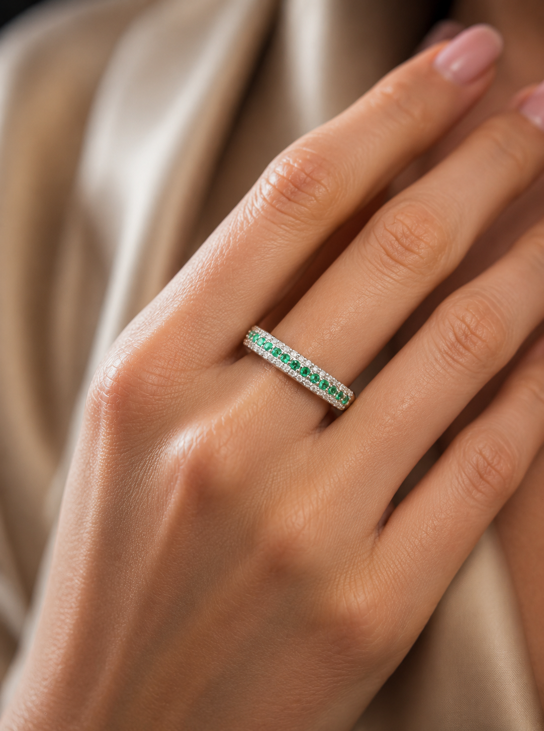 Anello veretta diamanti ct 0,22 smeraldi ct 0,23 in oro bianco 18kt (750)