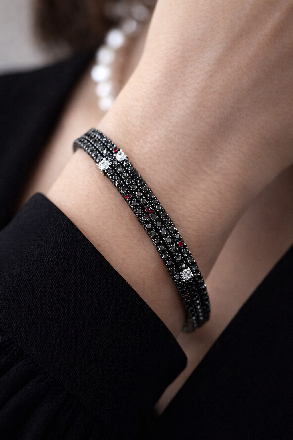 Bracciale Tennis a tre fili con diamanti neri ct 3,42 e diamanti bianchi ct 0,46 e rubini ct 0,26 in oro bianco brunito 18kt (750) - 19cm