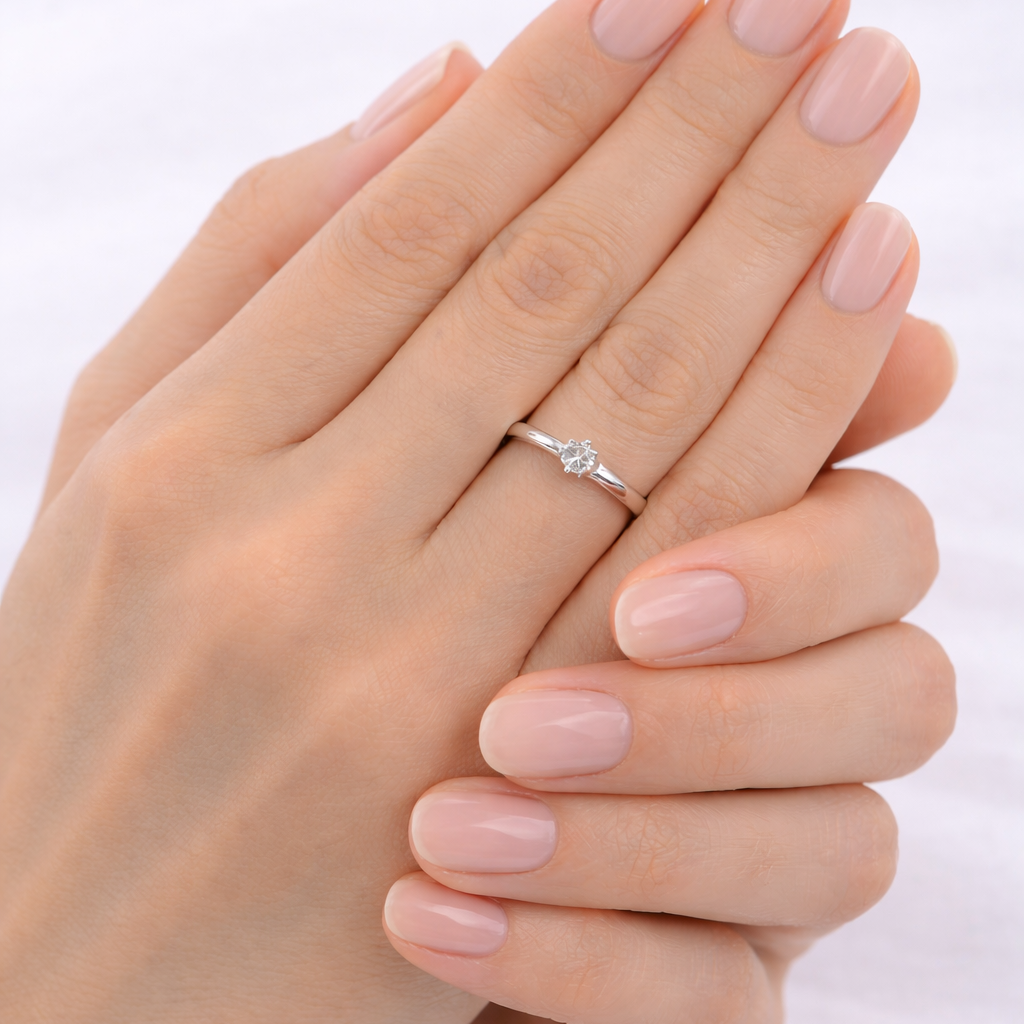 Anello solitario Tiffany 6 griffe con diamante ct 0,10 in oro bianco 18Kt (750)