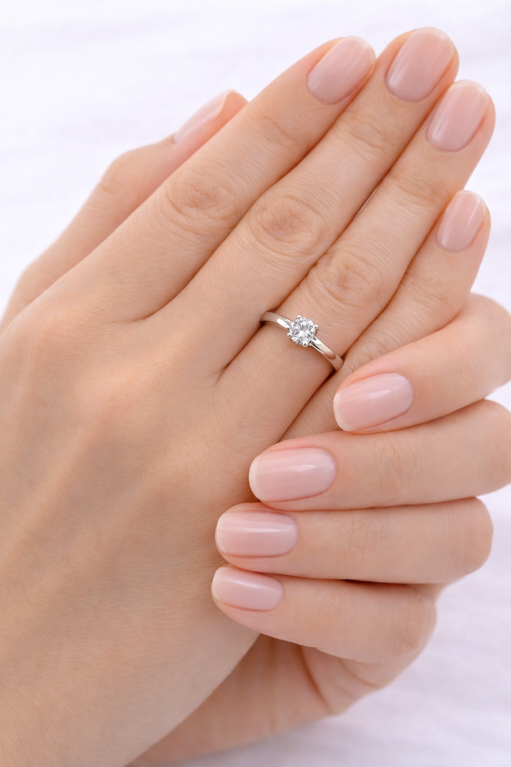 Anello solitario Tiffany 4 griffe con diamante ct 0,30 in oro 18Kt (750) e certificato gemmologico