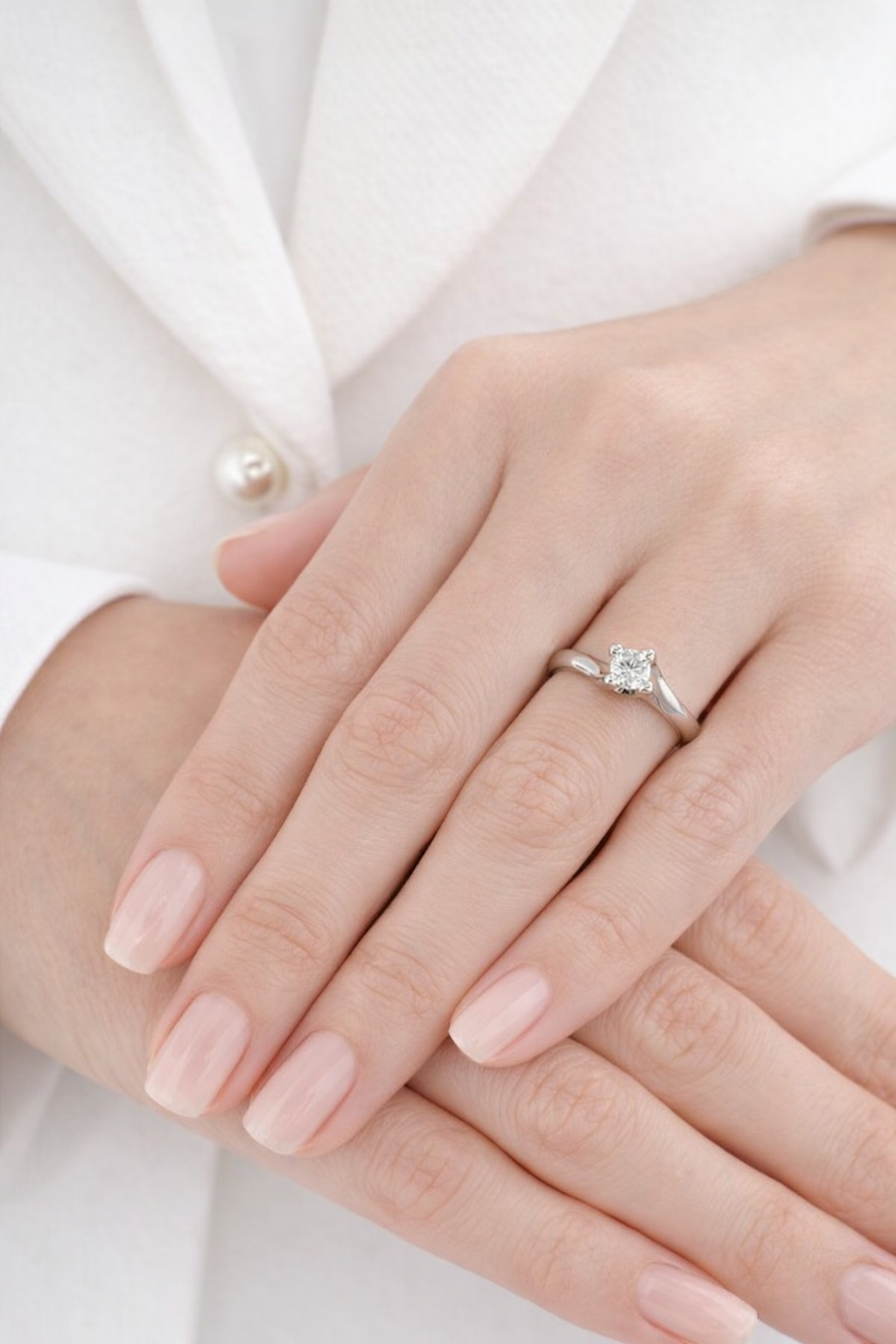 Anello solitario Valentino 4 griffe con diamante ct 0,30 in oro bianco 18kt (750) e certificato gemmologico