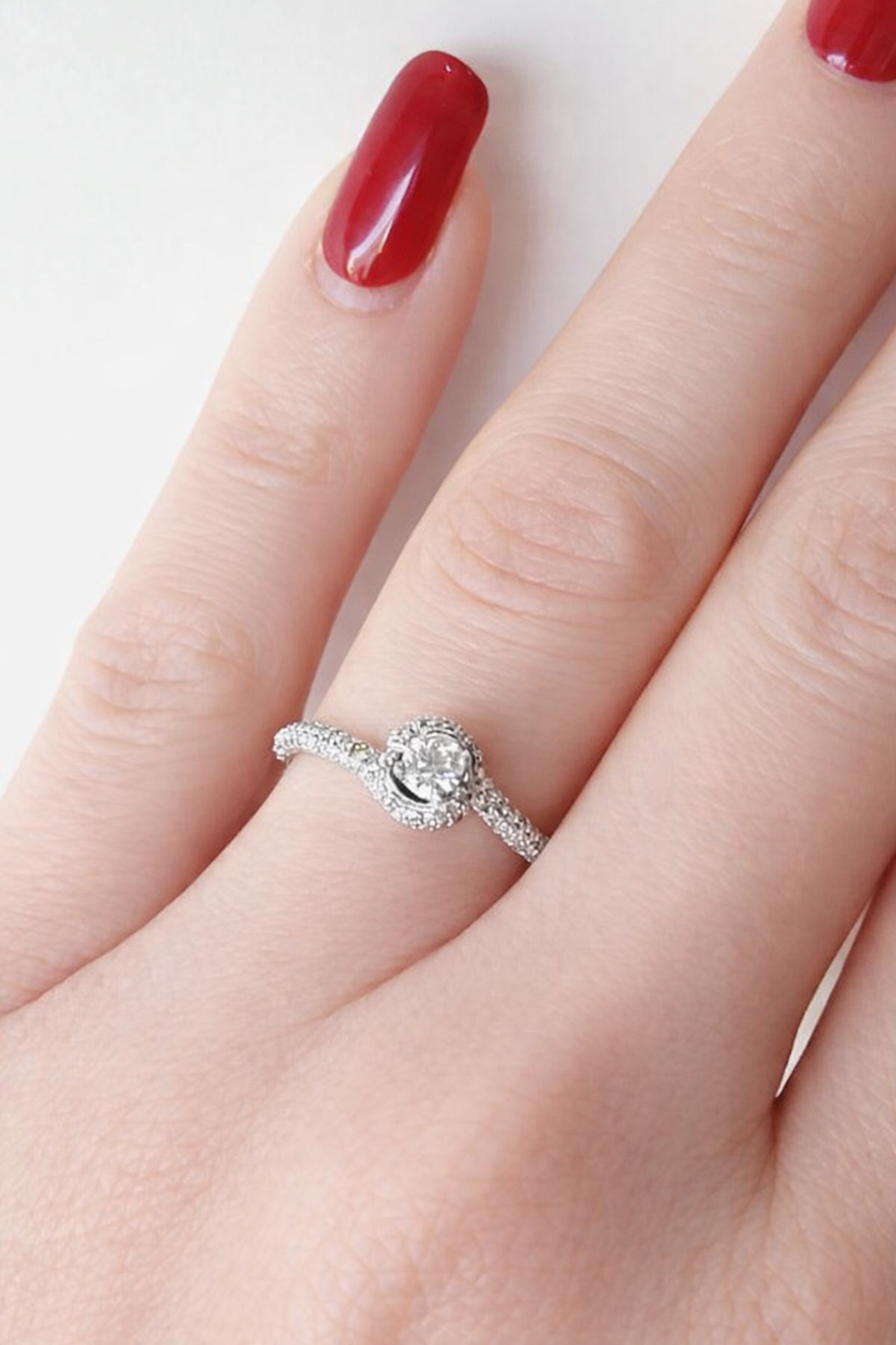 Anello solitario con diamante centrale 0,20 ct + contorno 0,50 ct in oro bianco 18kt (750)