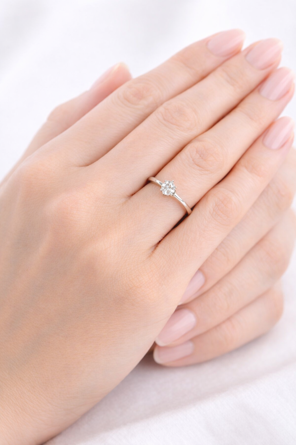 Anello solitario Tiffany 6 griffe con diamante ct 0,20 in oro bianco 18kt (750) + certificato gemmologico