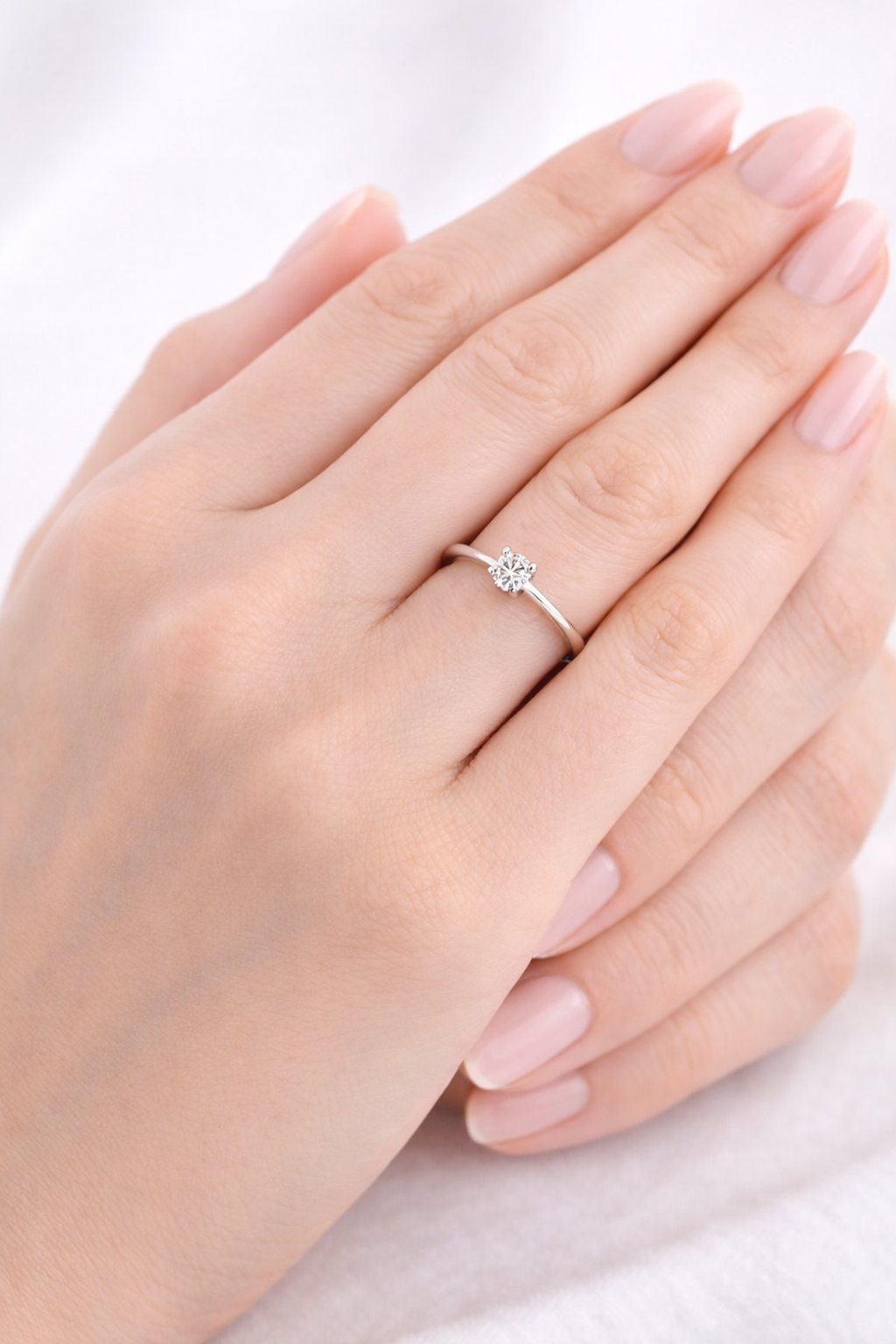 Anello solitario Tiffany 4 griffe con diamante ct 0,20 in oro bianco 18kt (750) + certificato gemmologico