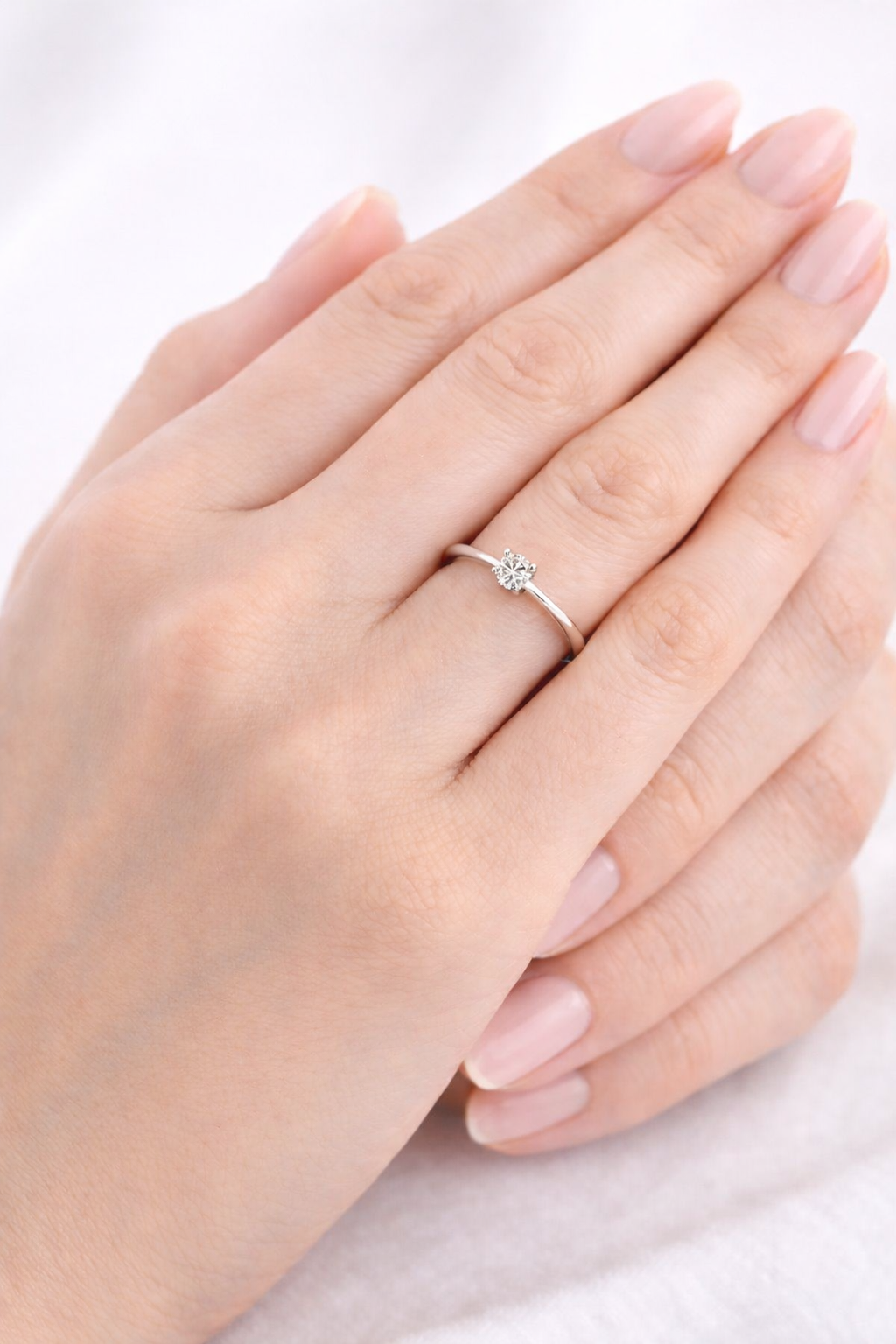 Anello solitario Tiffany 4 griffe Diamante ct 0,10 in oro bianco 18kt (750)