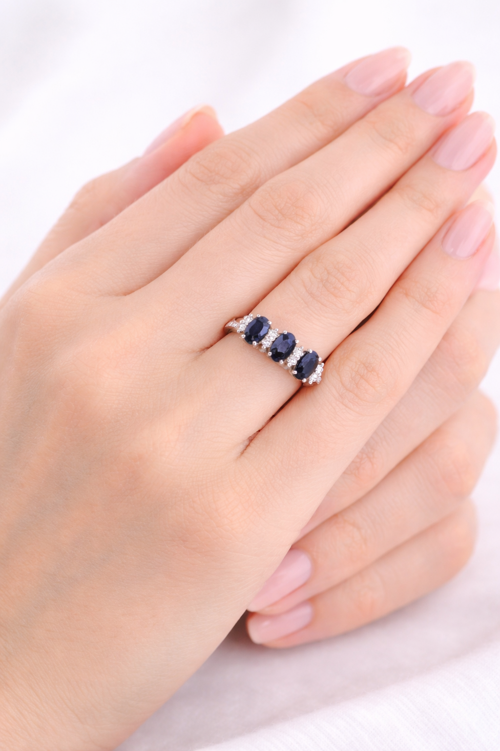 Anello trilogy con zaffiri ovali ct 0,89 e Diamanti ct 0,09 in oro bianco 18kt (750)