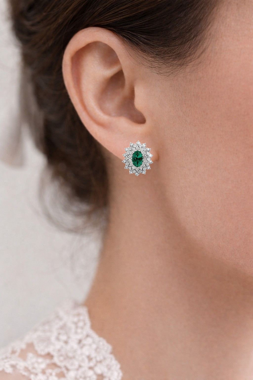 Orecchini ovali con doppio giro di diamanti ct 0,75 e di smeraldi 1,25 ct in oro bianco 18 kt (750)