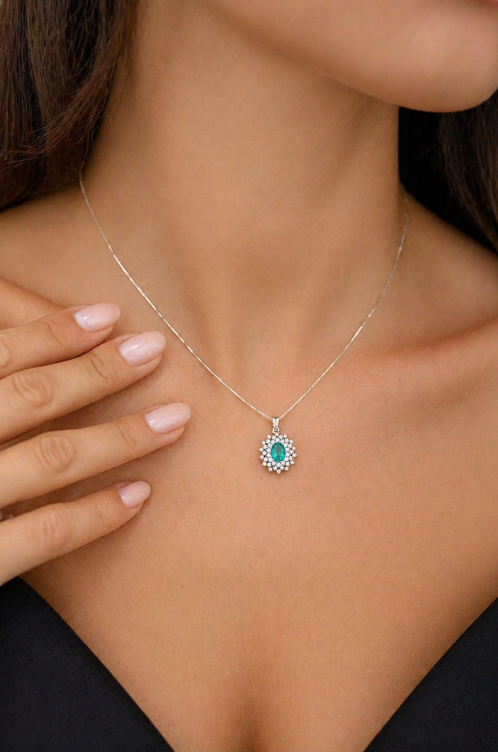 Collana con pendente smeraldo ovale ct 0,45 e diamanti ct 0,30 in oro bianco 18kt (750)