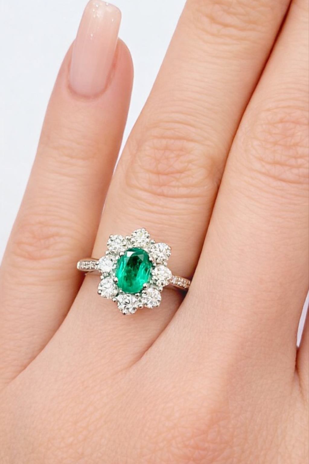 Anello con Smeraldo centrale ct 0,92 e contorno di Diamanti ct 1,10 in oro bianco 18kt (750)