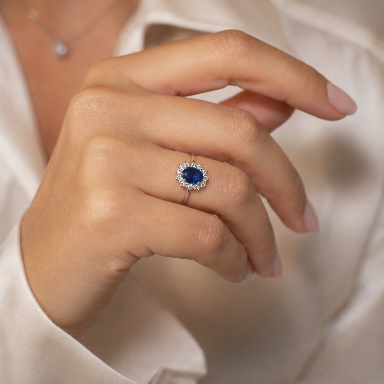 Anello con zaffiro blu ovale ct 1,60 e diamanti ct 0,60 in oro bianco 18kt (750)
