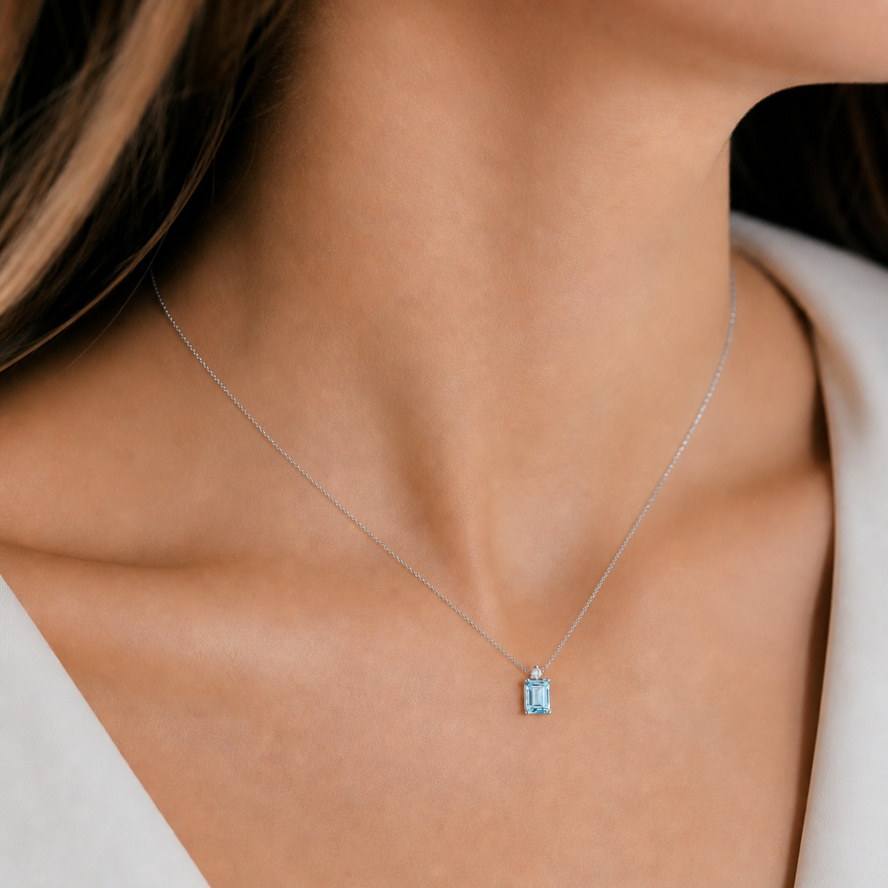 Collana con pendete topazio ct 0,96 e diamante ct 0,03 in oro bianco 18kt (750)