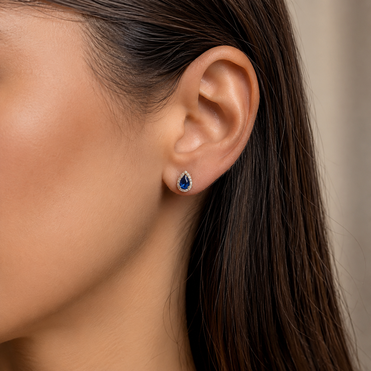 Orecchini a goccia con zaffiri blu ct 0,90 e diamanti ct 0,64 in oro giallo 18kt (750)