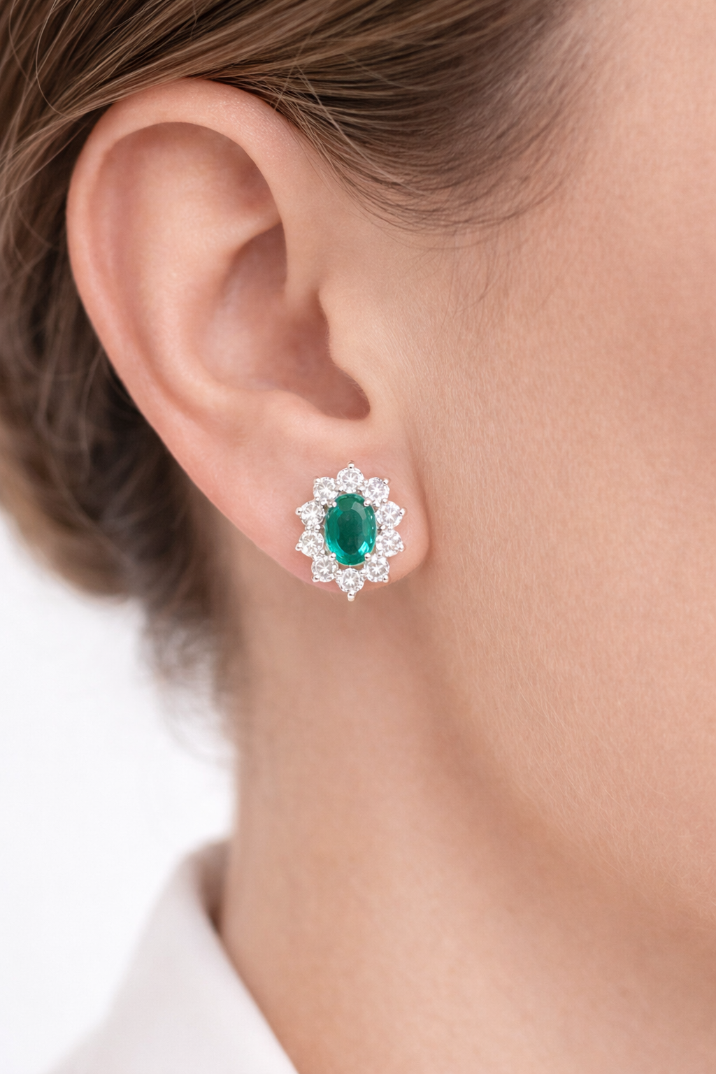 Orecchini con smeraldo ct 0,85 e diamanti ct 1,00 in oro bianco 18kt (750)