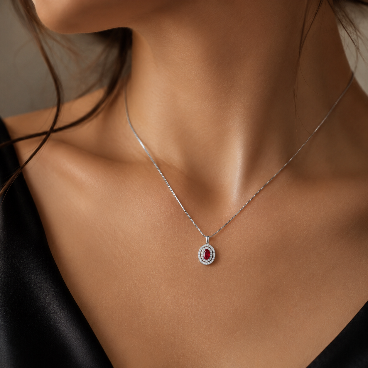 Collana con doppio giro di diamanti ct 0,40 e rubino ct 0,63 in oro bianco 18kt (750)