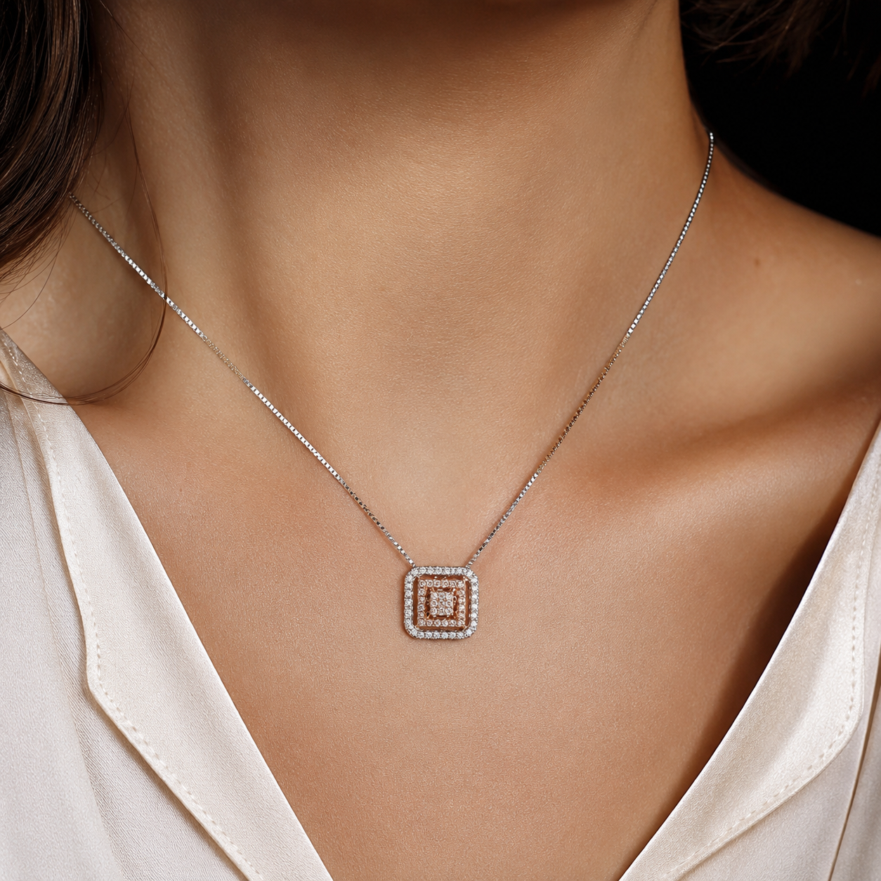 Collana con pendente quadrato pavé di diamanti ct 0,33 in oro bianco e oro rosa 18kt (750)