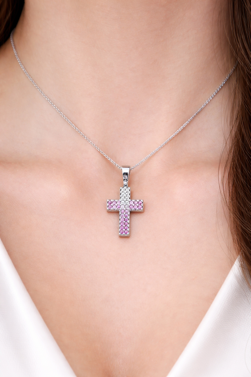 Collana con croce in pavè diamanti bianchi ct 0,14 zaffiro rosa ct 0,48 in oro bianco 18kt (750)