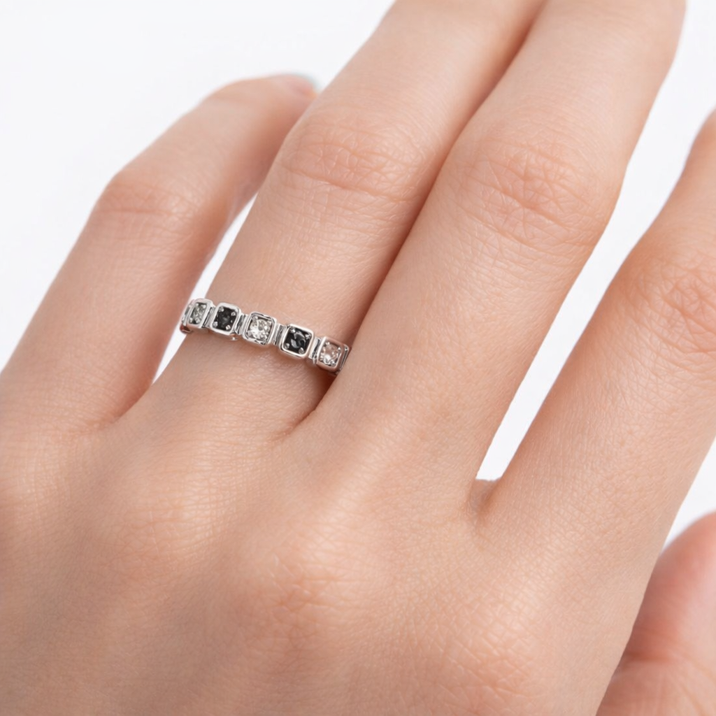 Anello veretta con diamanti bianchi ct 0.15 e neri ct 0.15 in oro bianco 18kt (750)