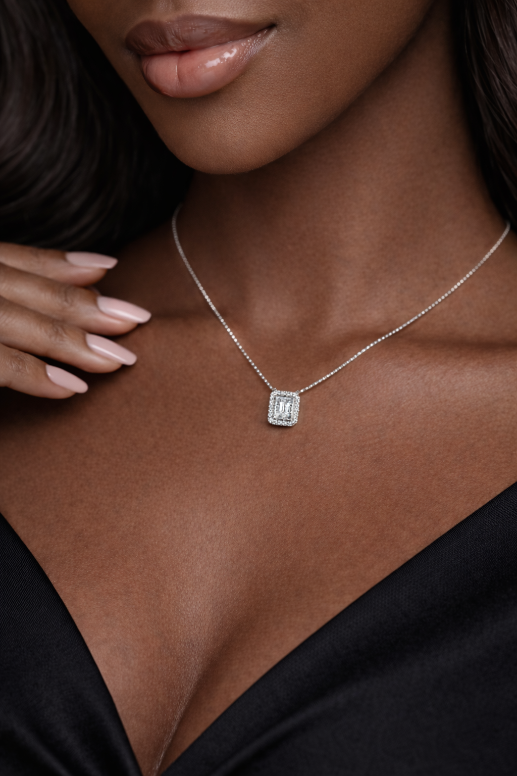 Collana con pendente rettangolare impreziosito da Diamanti bianchi 0,32 ct in oro bianco 18kt (750)