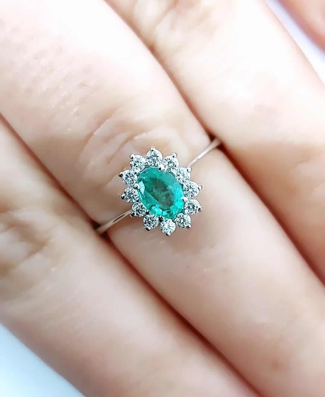 Anello fantasia con Smeraldo 0,55 ct e contorno di Diamanti 0,40 ct in Oro Bianco 18kt (750)