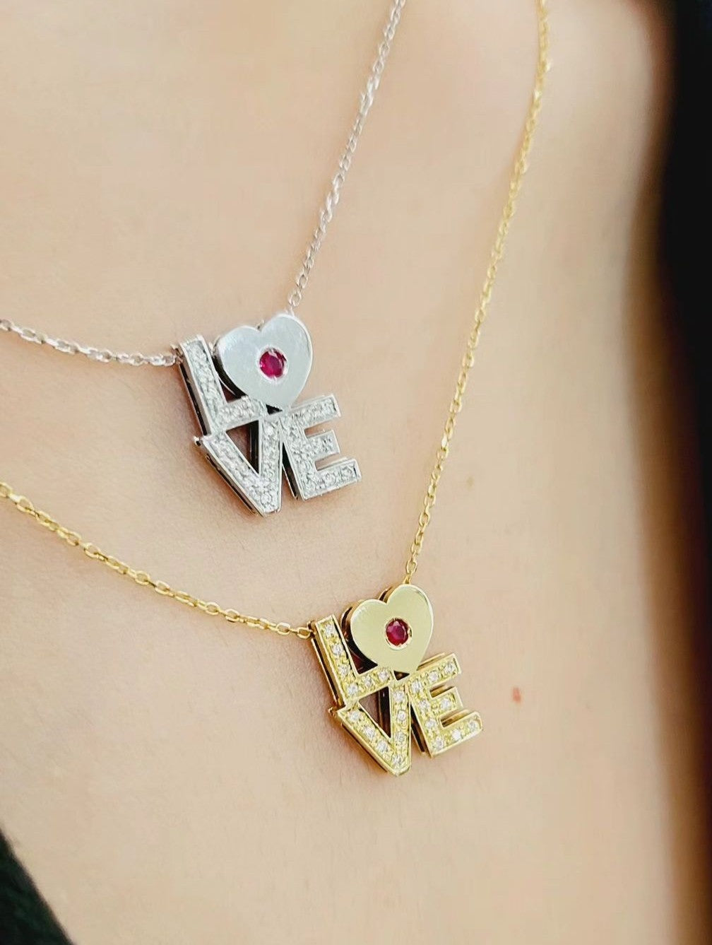 Collana pendente Love Astralia Diamanti ct 0,44 Rubino CT 0,10 Oro Bianco 18kt -750
