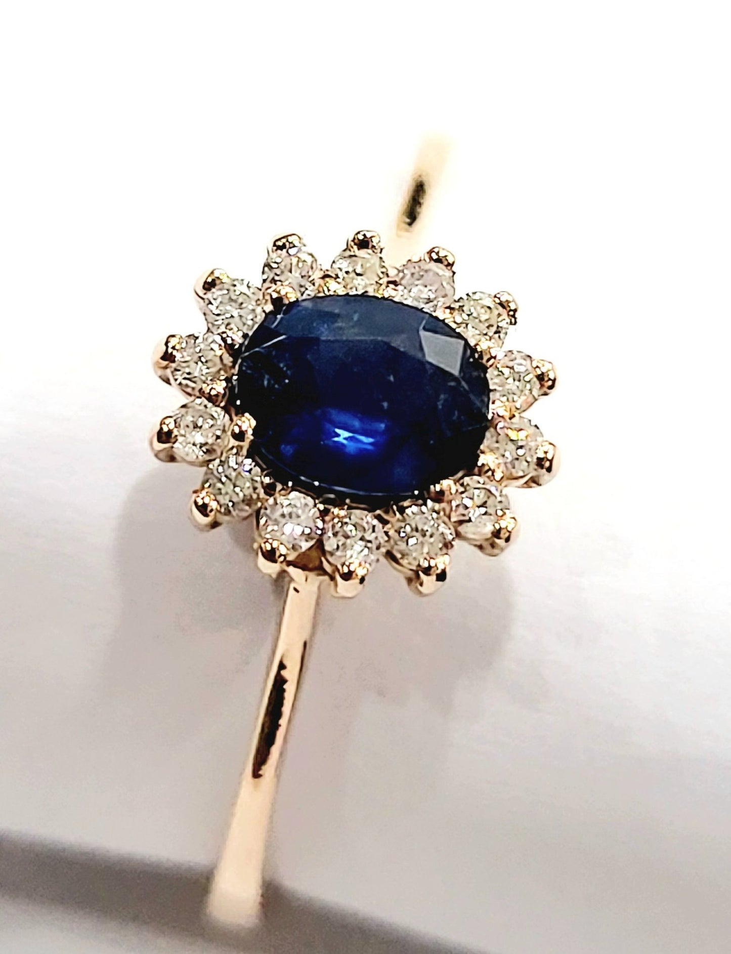 Anello Astralia in Oro Rosa con Zaffiro 0,65 ct e Diamanti 0,25 ct 18 kt (750)