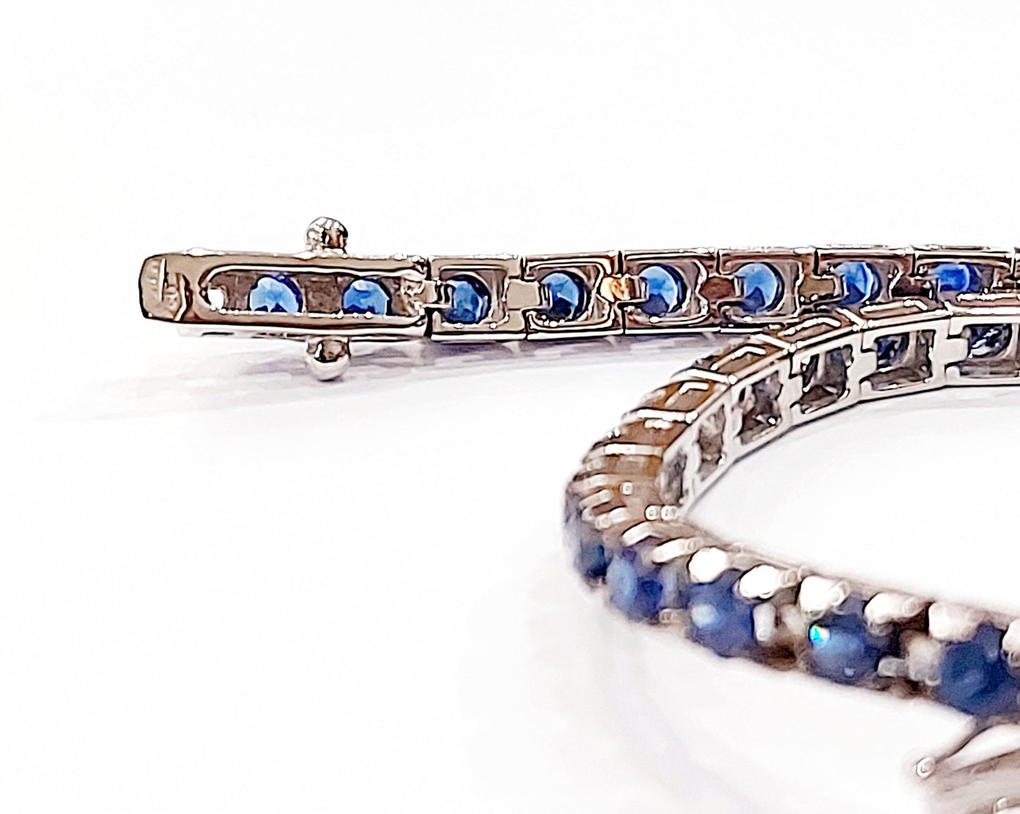 Bracciale Tennis in Oro bianco con Diamanti 0,30 ct e Zaffiri 3,96 ct con certificato Gemmologico AIG Milan 18 kt (750)