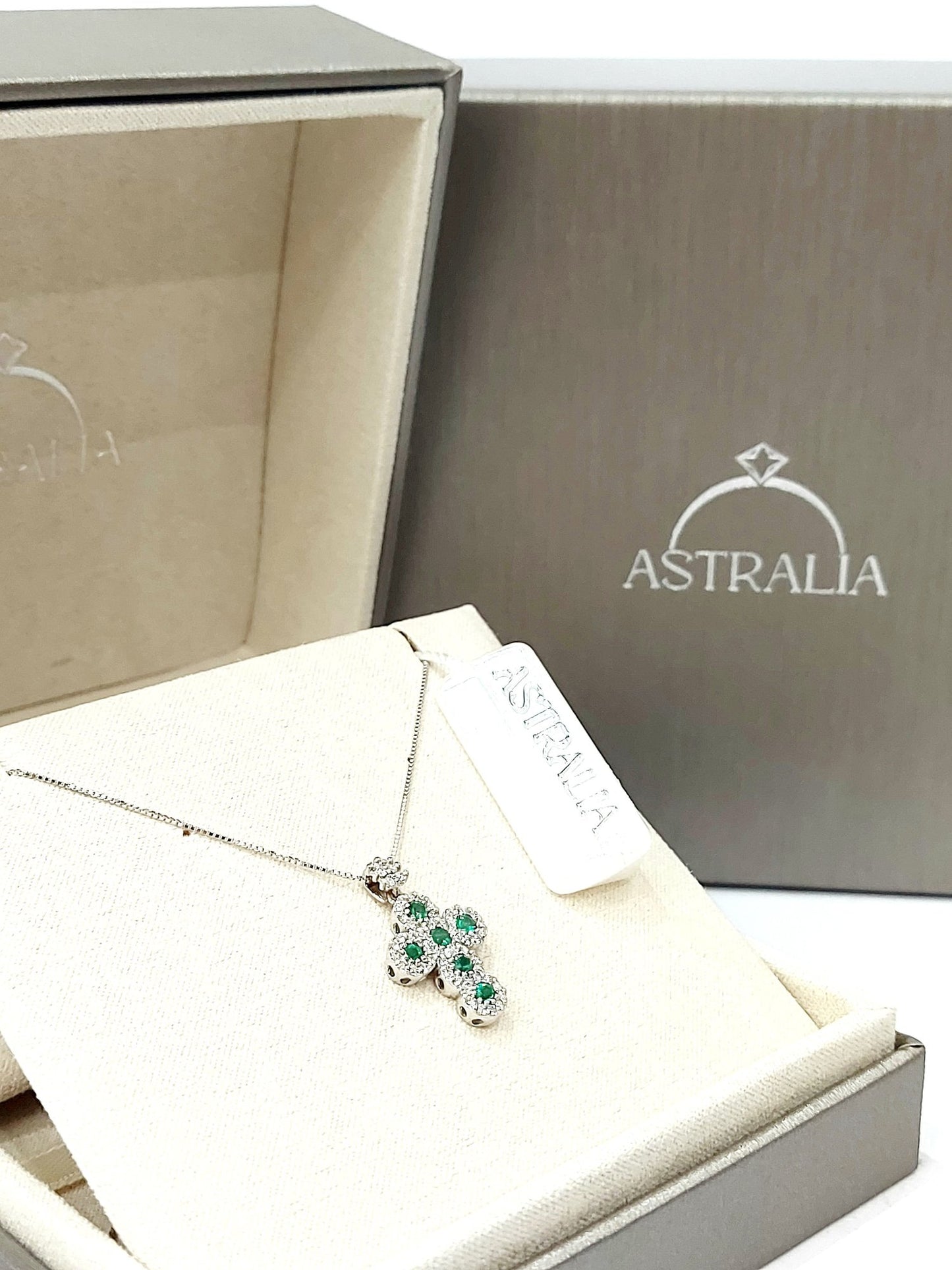 Collana con pendente croce magic in Oro bianco con Diamanti 0,29 ct e Smeraldi 0,30 ct 18 kt (750)