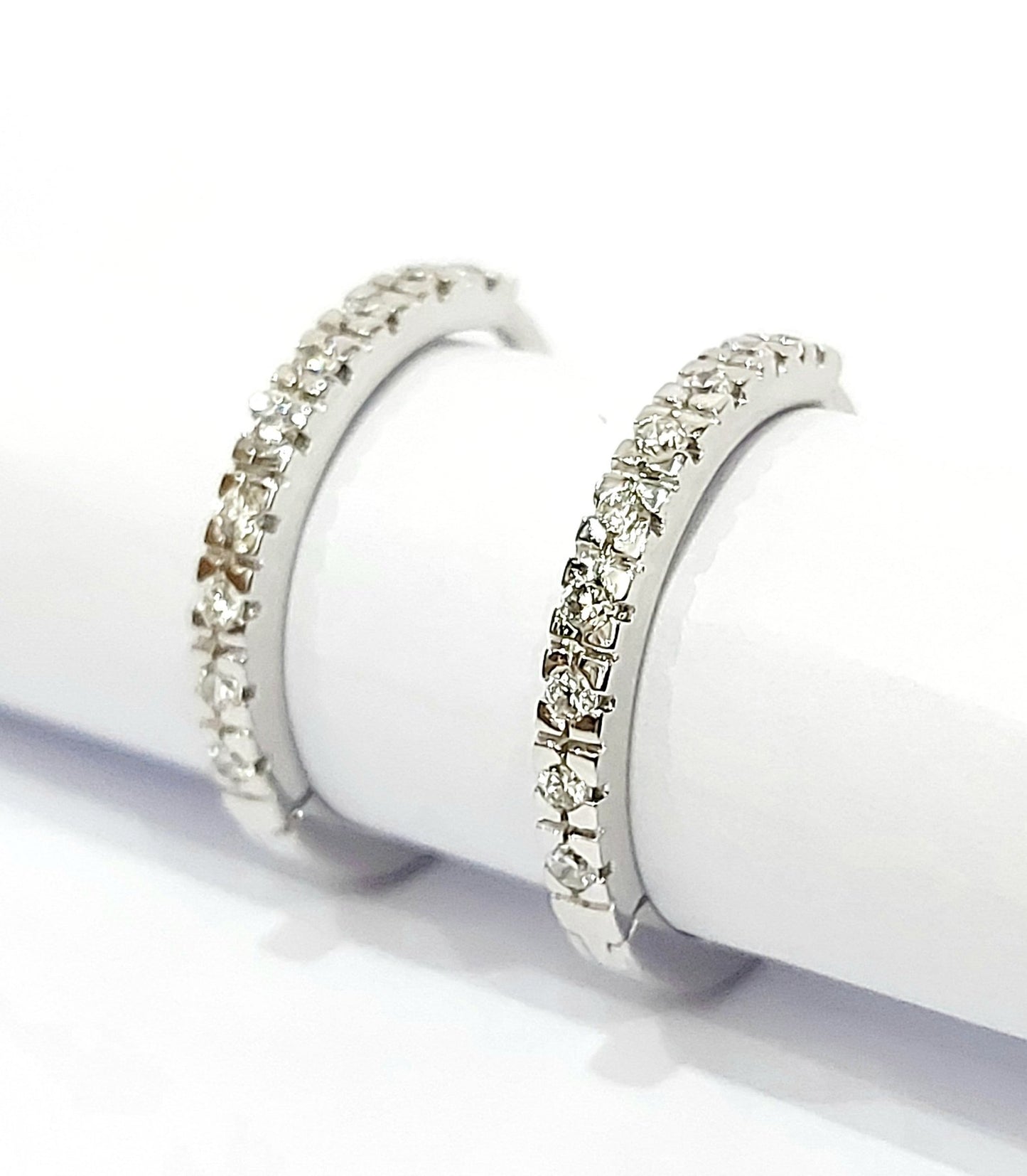 Orecchini a cerchio in Oro Bianco con Diamanti 0,26 ct 18 kt (750)