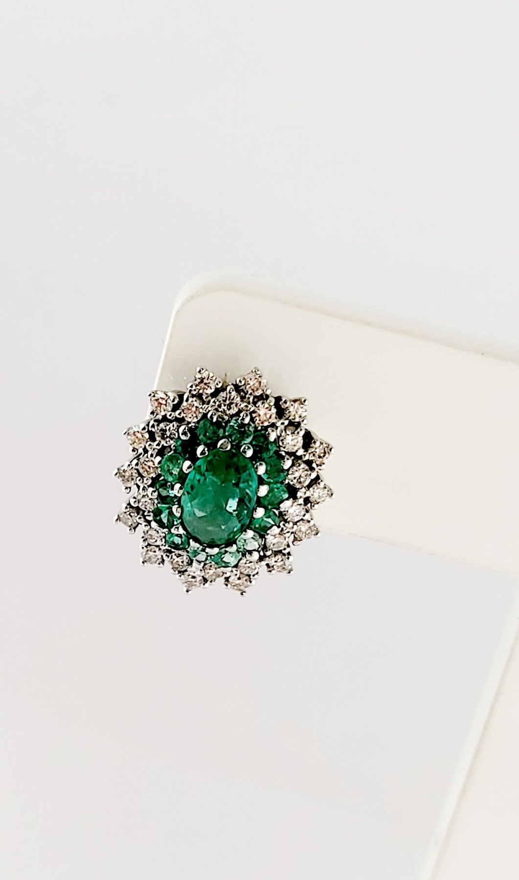 Orecchini ovali in Oro Bianco con doppio giro di Diamanti ct 0,48 e doppio giro di Smeraldi 1,75 ct 18 kt (750)