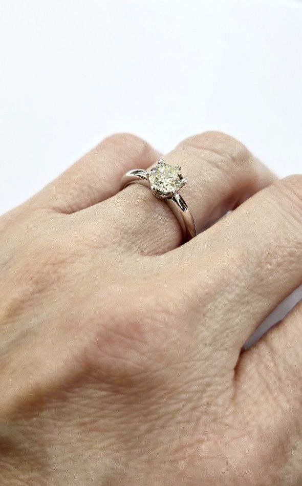 Anello solitario 6 griffe 0,70 ct in Oro Bianco con Diamante 18 Kt (750)