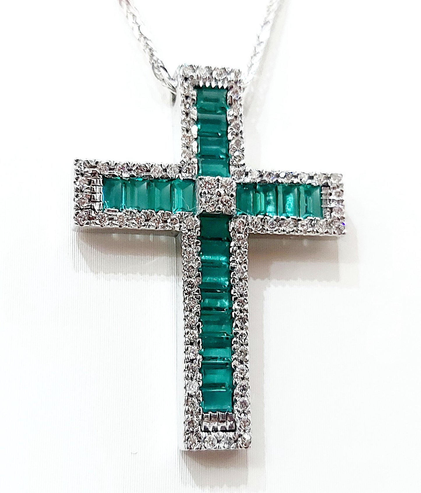 Collana pendente Croce con Diamanti 0,90 ct e Smeraldi Baguette 2,10 ct in Oro 18 kt (750)