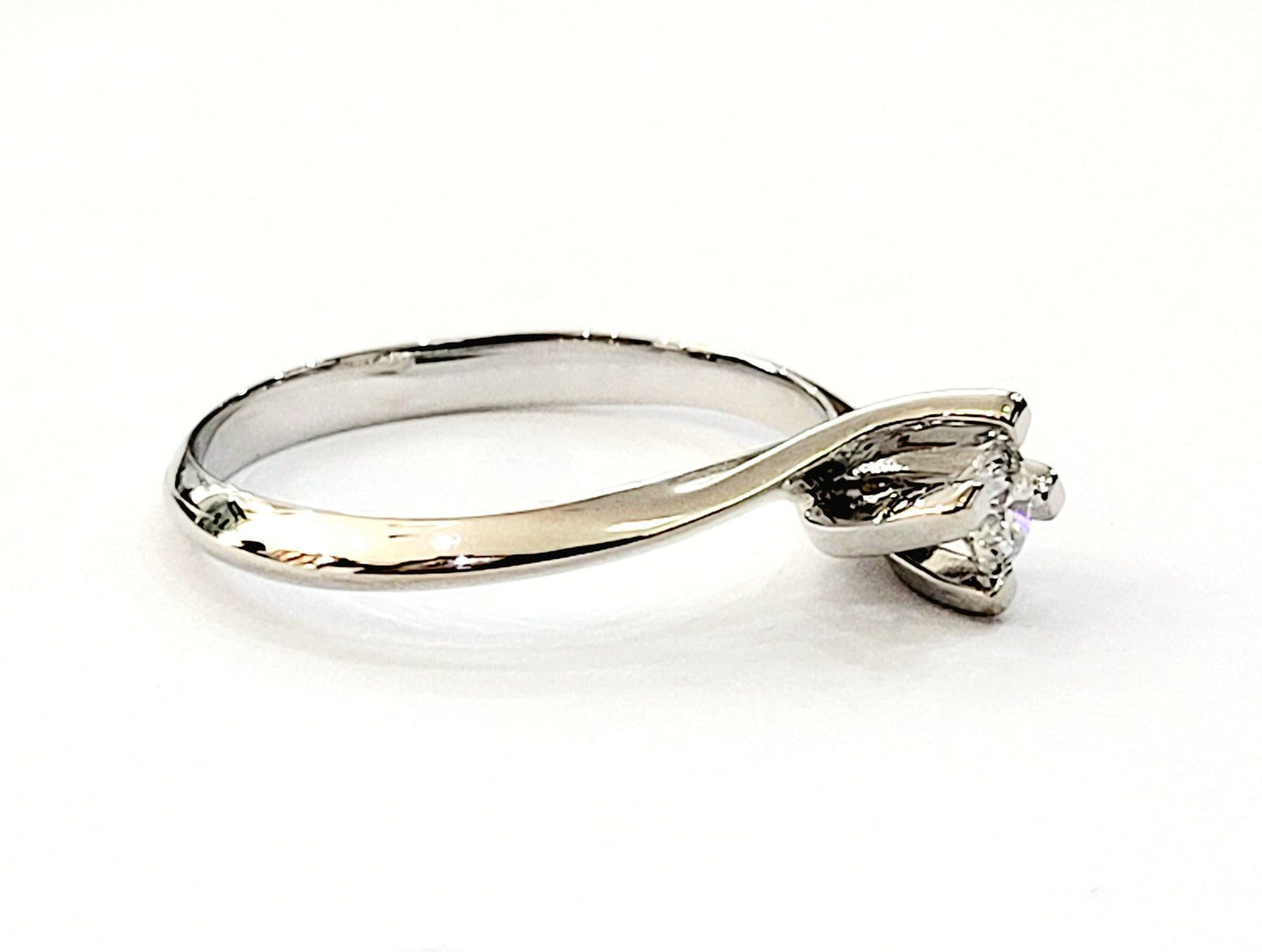 Anello Solitario Valentino in Oro bianco con Diamante 0,25 ct 18 kt (750)