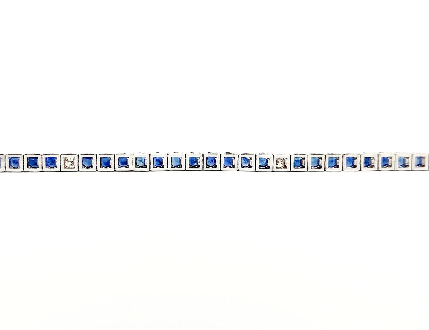 Bracciale Tennis Astralia in Oro Bianco con Zaffiri blu 4,00 ct e Diamanti 0,24 ct 18 kt (750)