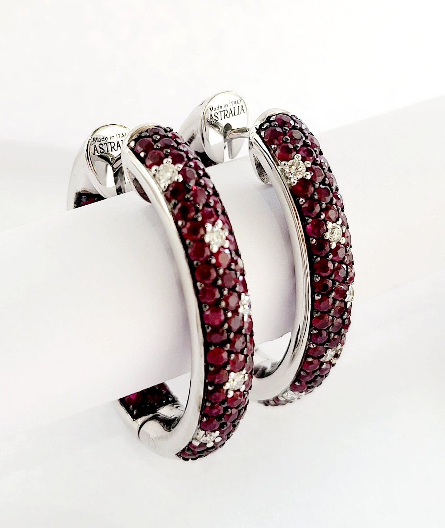 Orecchini "Astralia" ovali in Oro Bianco con Diamanti ct 0,56 e Rubini ct 5,89 con certificazione gemmologica Gem Tech 18 kt (750)