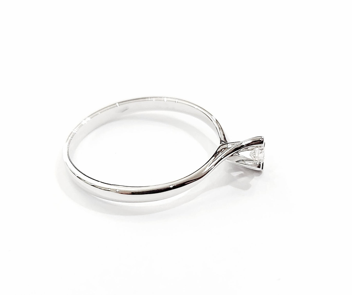 Anello Solitario Valentino in Oro bianco con Diamante 0,07 ct 18 kt (750)