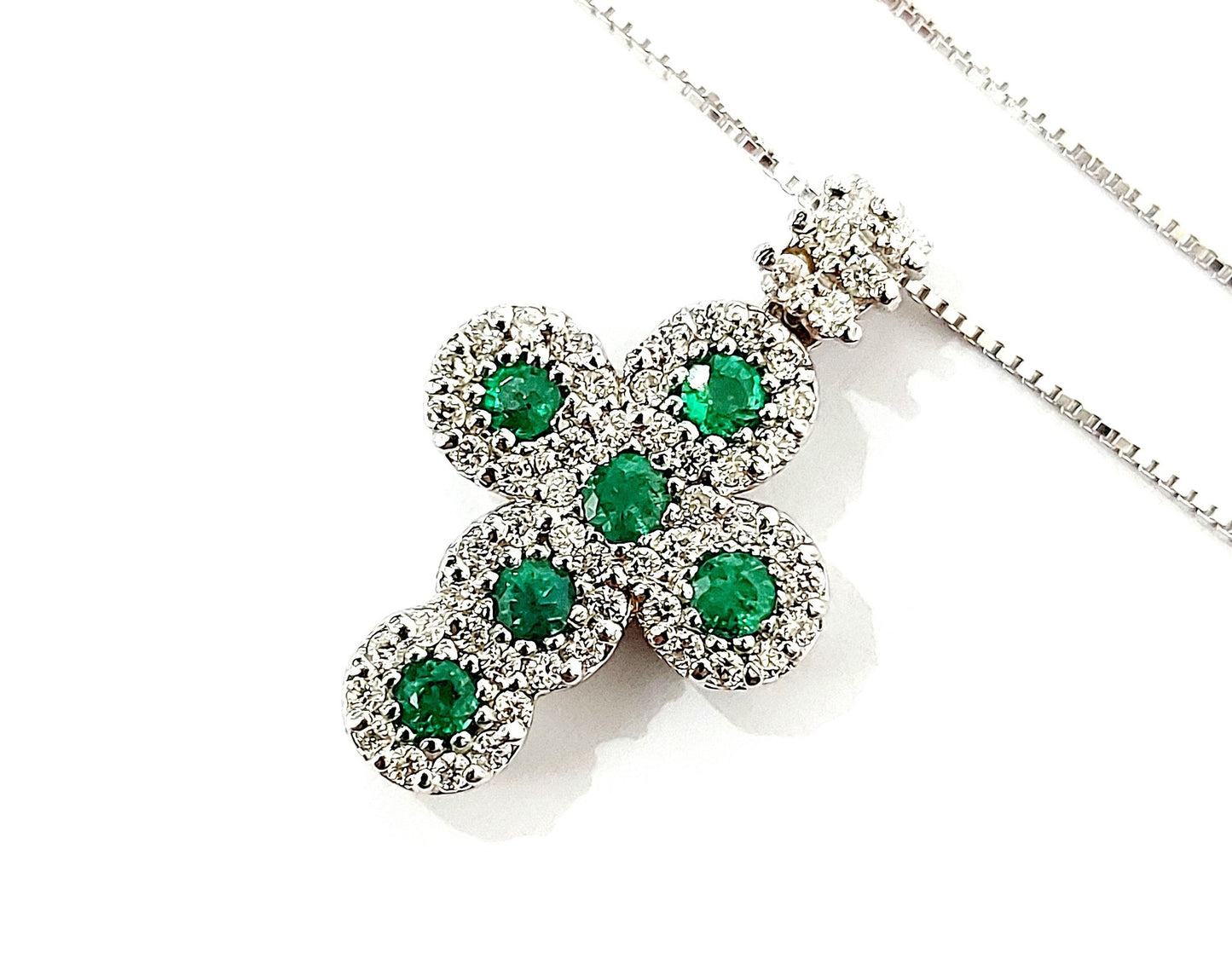 Collana con pendente croce magic in Oro bianco con Diamanti 0,29 ct e Smeraldi 0,30 ct 18 kt (750)