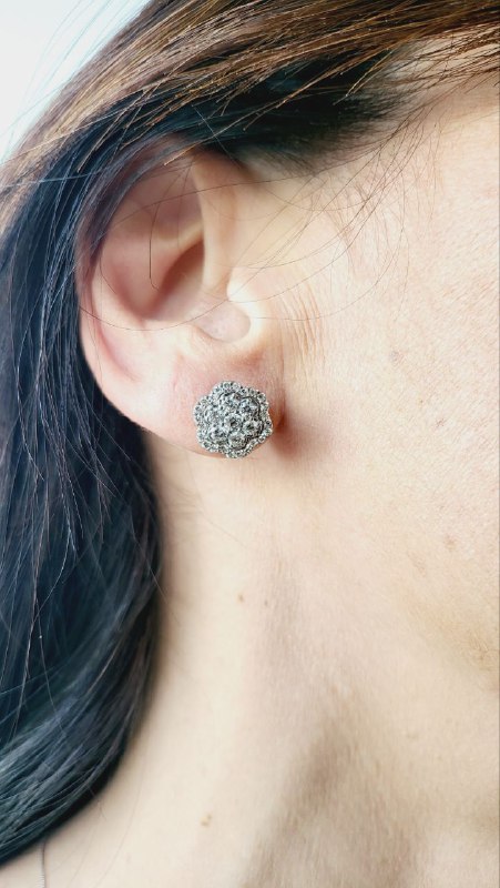 Orecchini al lobo fiore in Oro Bianco e Diamanti 1,49 ct con certificazione gemmologica AIG MILAN 18 kt (750)