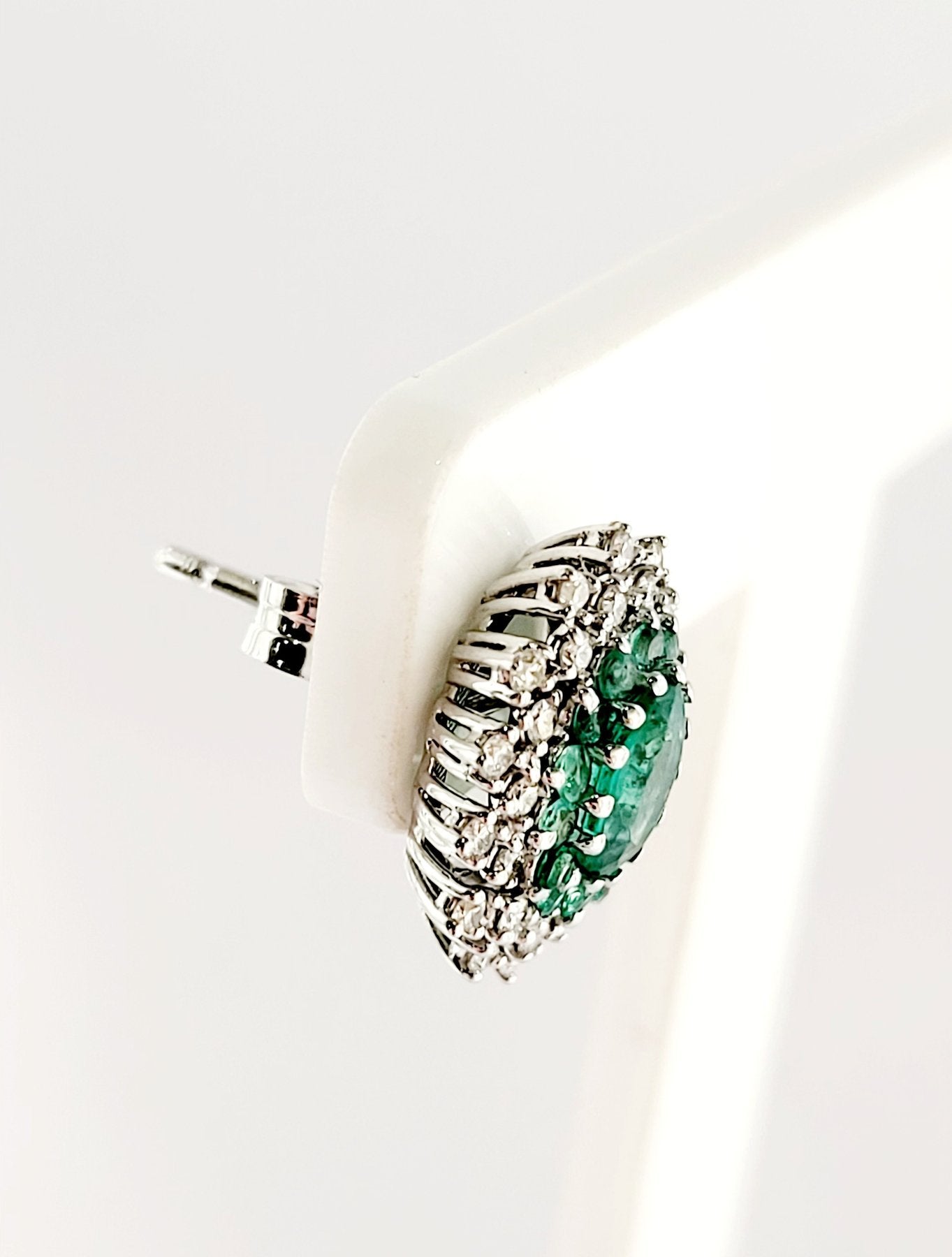 Orecchini ovali in Oro Bianco con doppio giro di Diamanti ct 0,48 e doppio giro di Smeraldi 1,75 ct 18 kt (750)