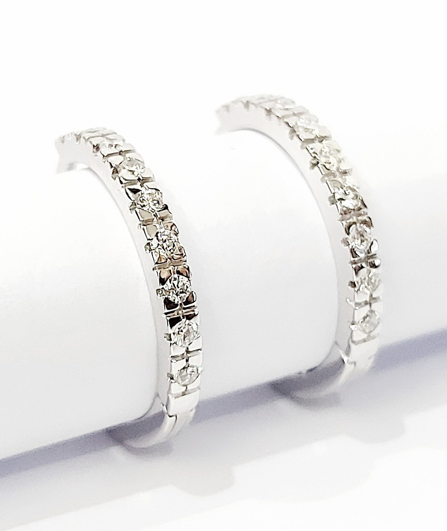 Orecchini a cerchio in Oro Bianco con Diamanti 0,26 ct 18 kt (750)