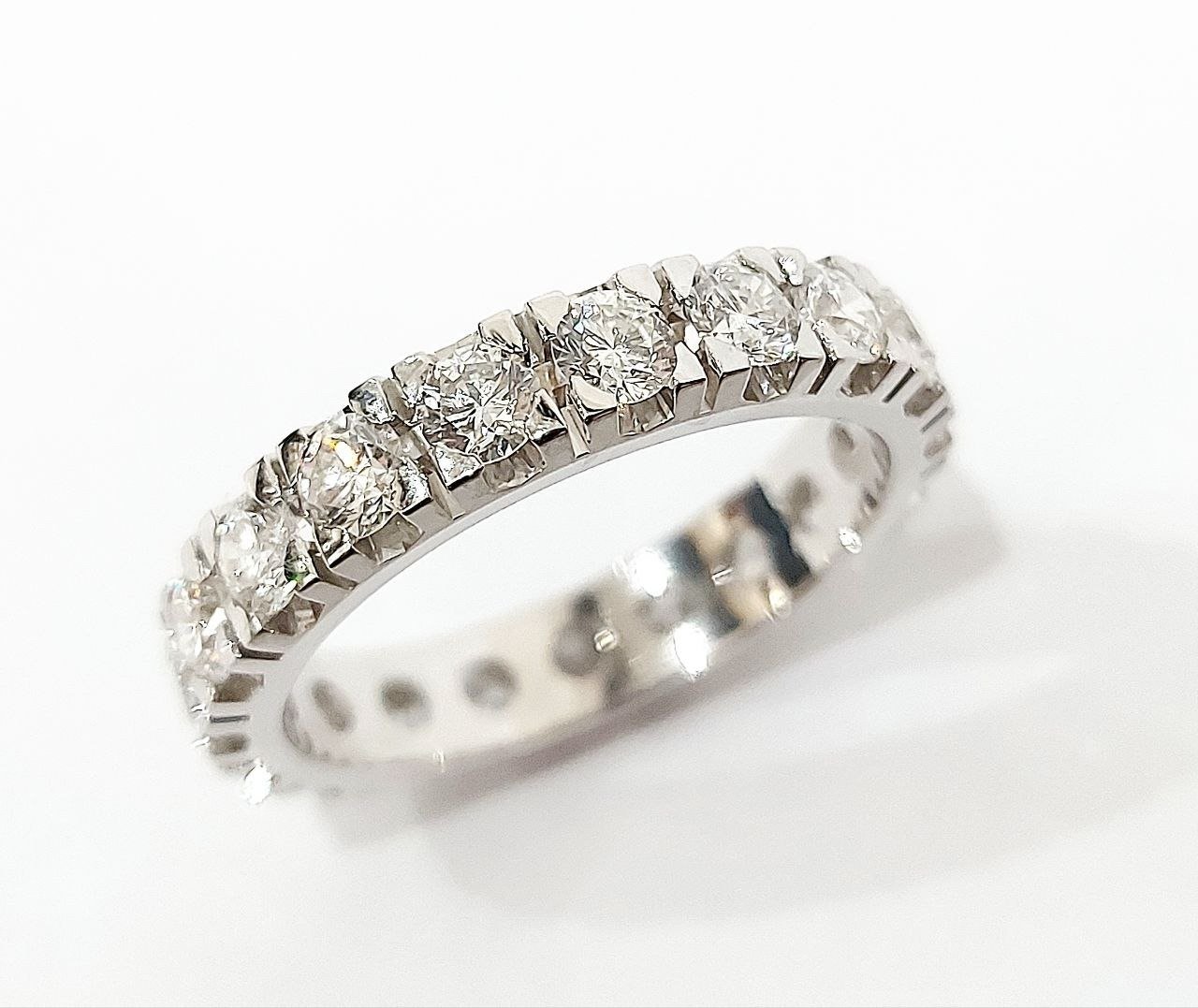 Anello veretta modello eternity Diamanti ct 3,80 Oro bianco 18 kt -750 Astralia