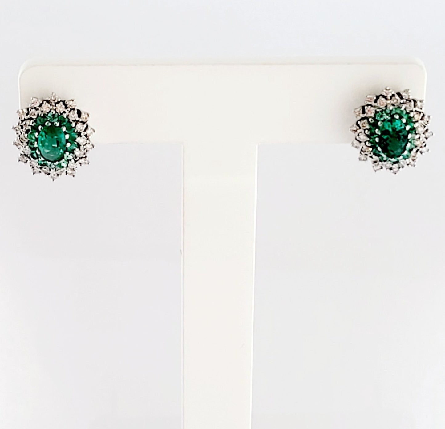 Orecchini ovali in Oro Bianco con doppio giro di Diamanti ct 0,48 e doppio giro di Smeraldi 1,75 ct 18 kt (750)