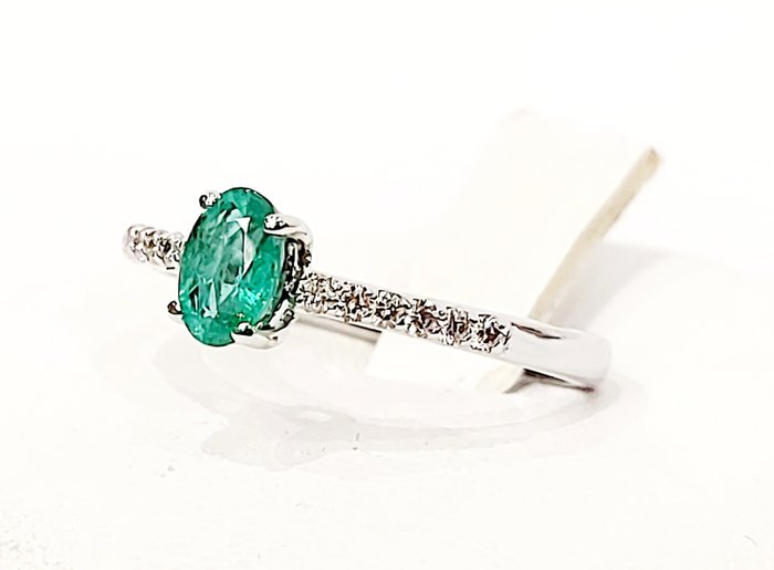 Anello Donna in Oro bianco 18kt-750 Smeraldo ovale ct 1,05 e Diamanti taglio brillante ct 0,22