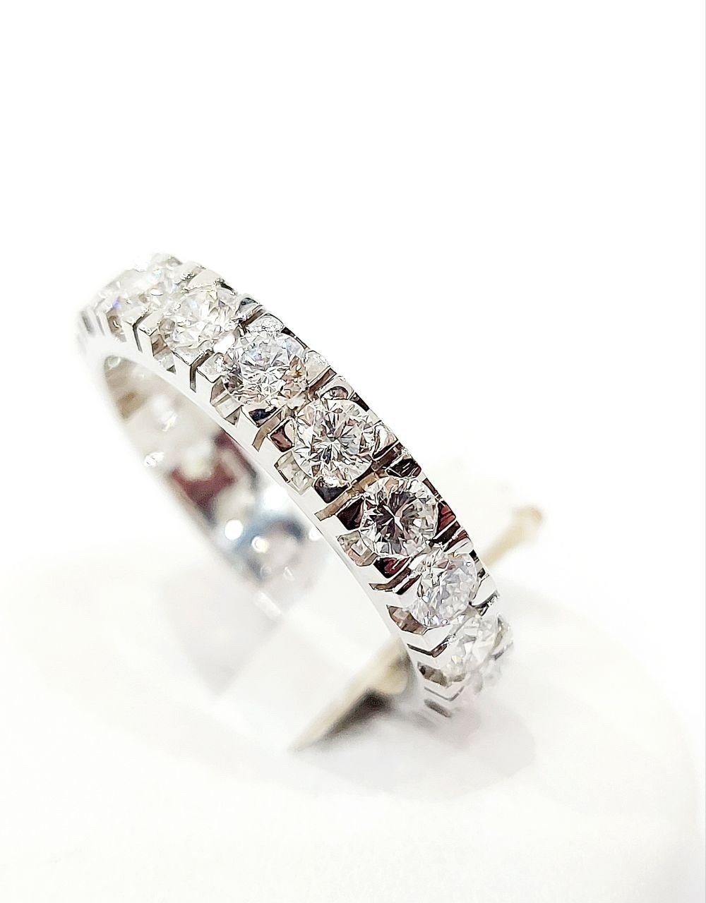 Anello veretta modello eternity Diamanti ct 3,80 Oro bianco 18 kt -750 Astralia