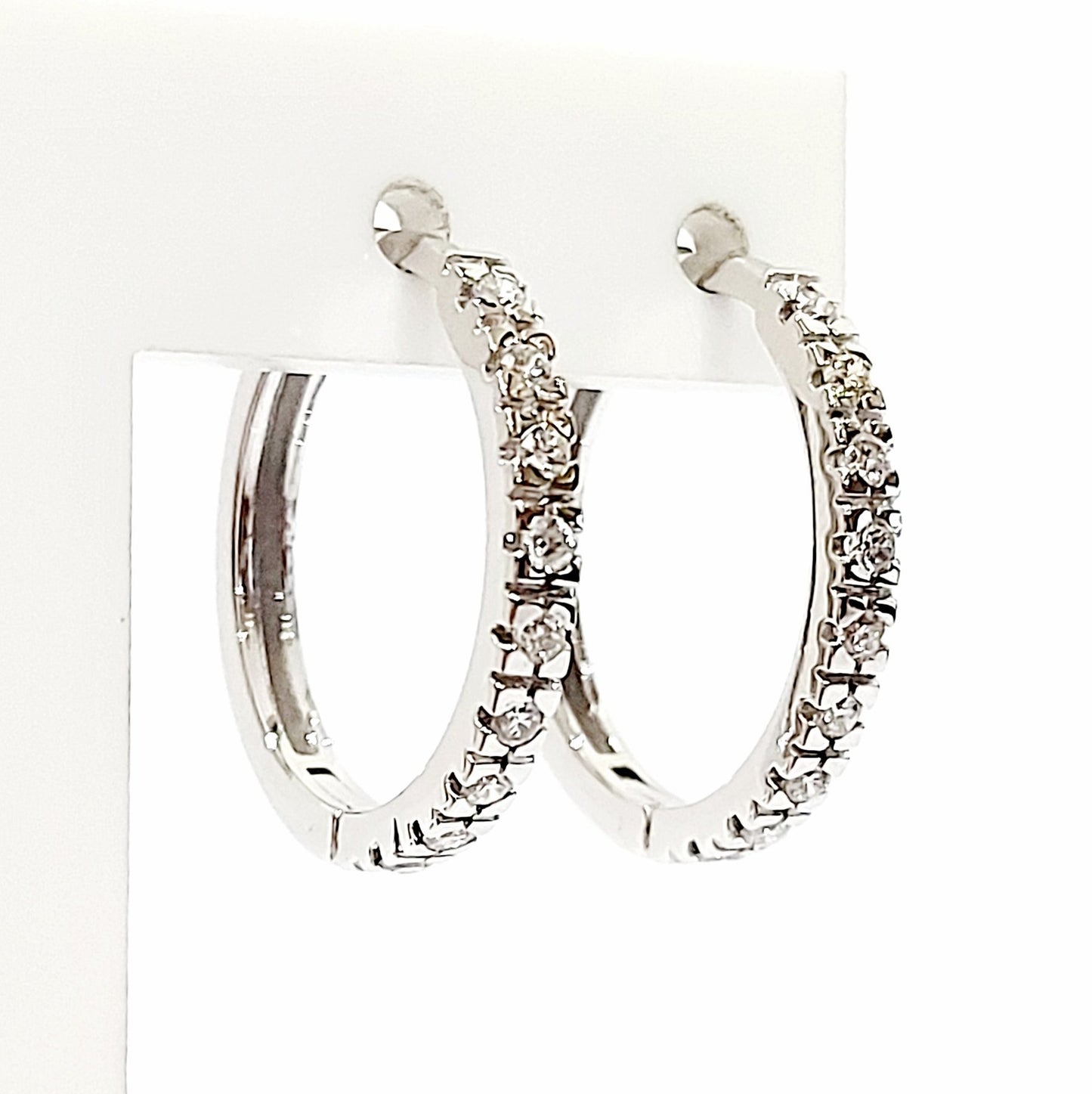 Orecchini a cerchio in Oro Bianco con Diamanti 0,26 ct 18 kt (750)