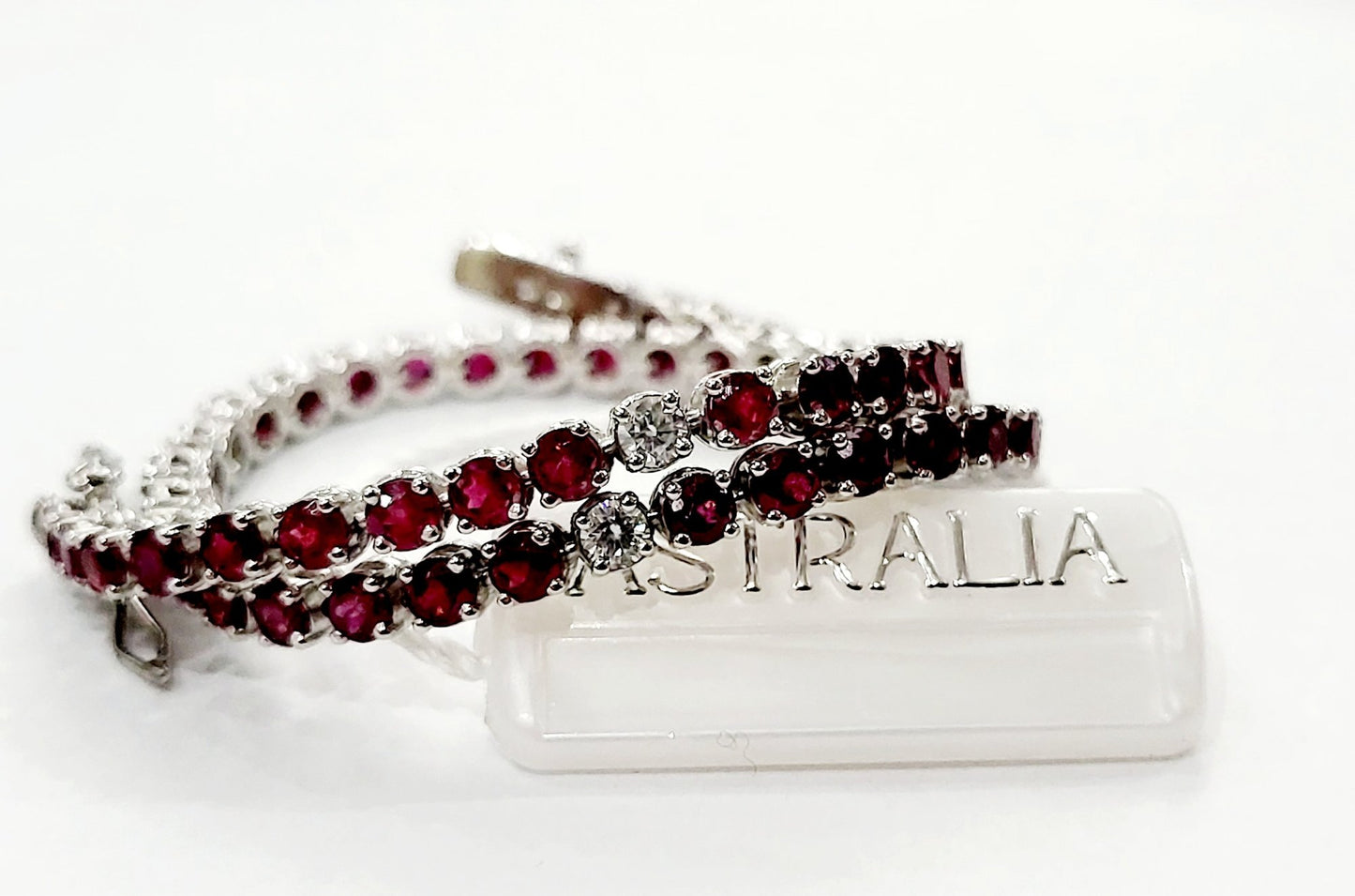Bracciale Tennis a filo Tondo Astralia in Oro Bianco con Diamanti 0,50 ct e Rubino 7,23 ct 18 kt (750)